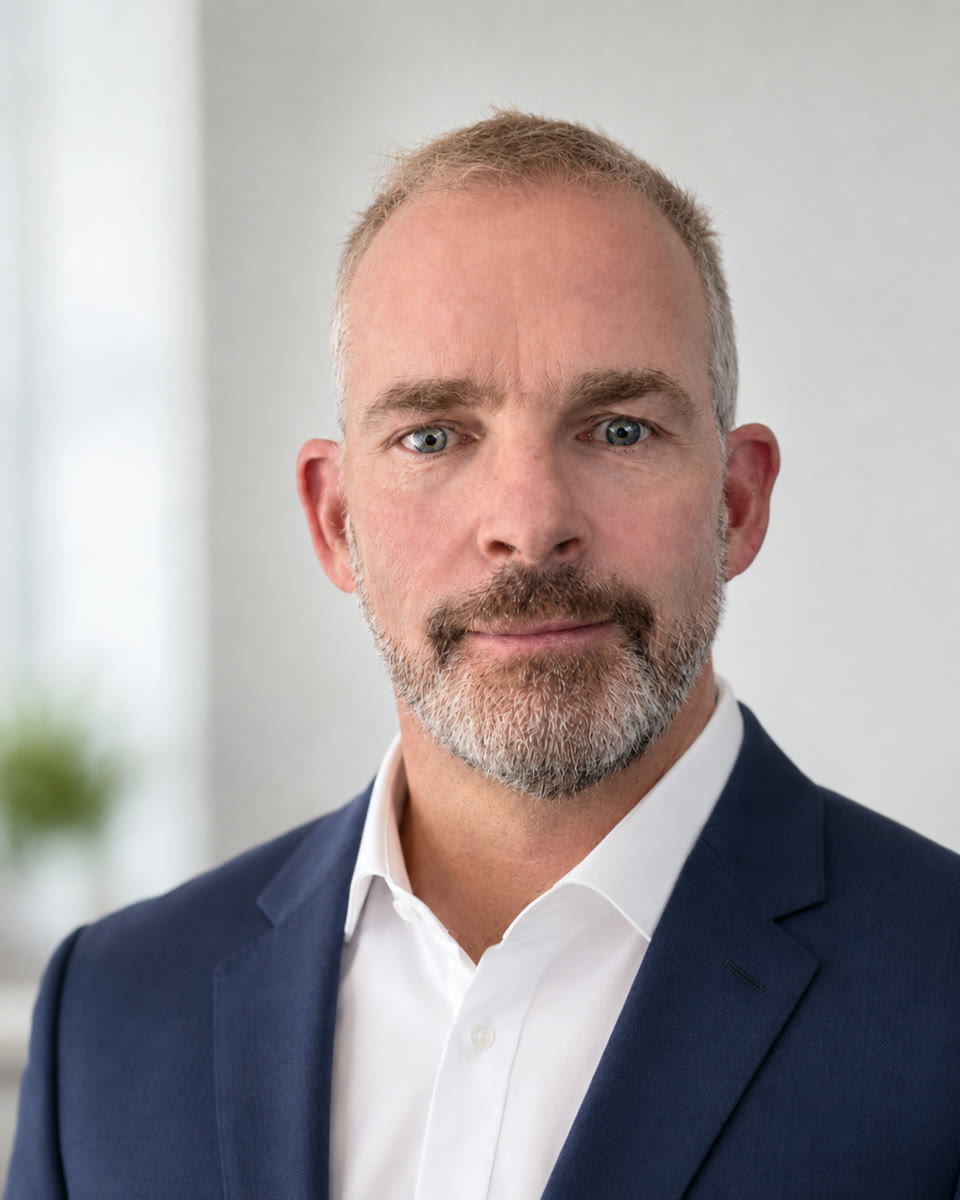 Portrait photograph of Dipl.-Ing. (FH) Axel Opp, publicly appointed and sworn expert.