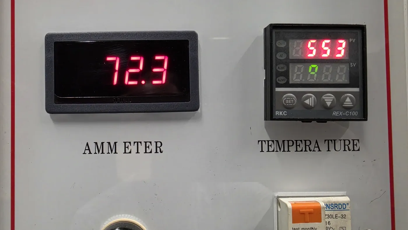 Indicazione del banco di prova durante la prova: temperatura del filo 553 °C.