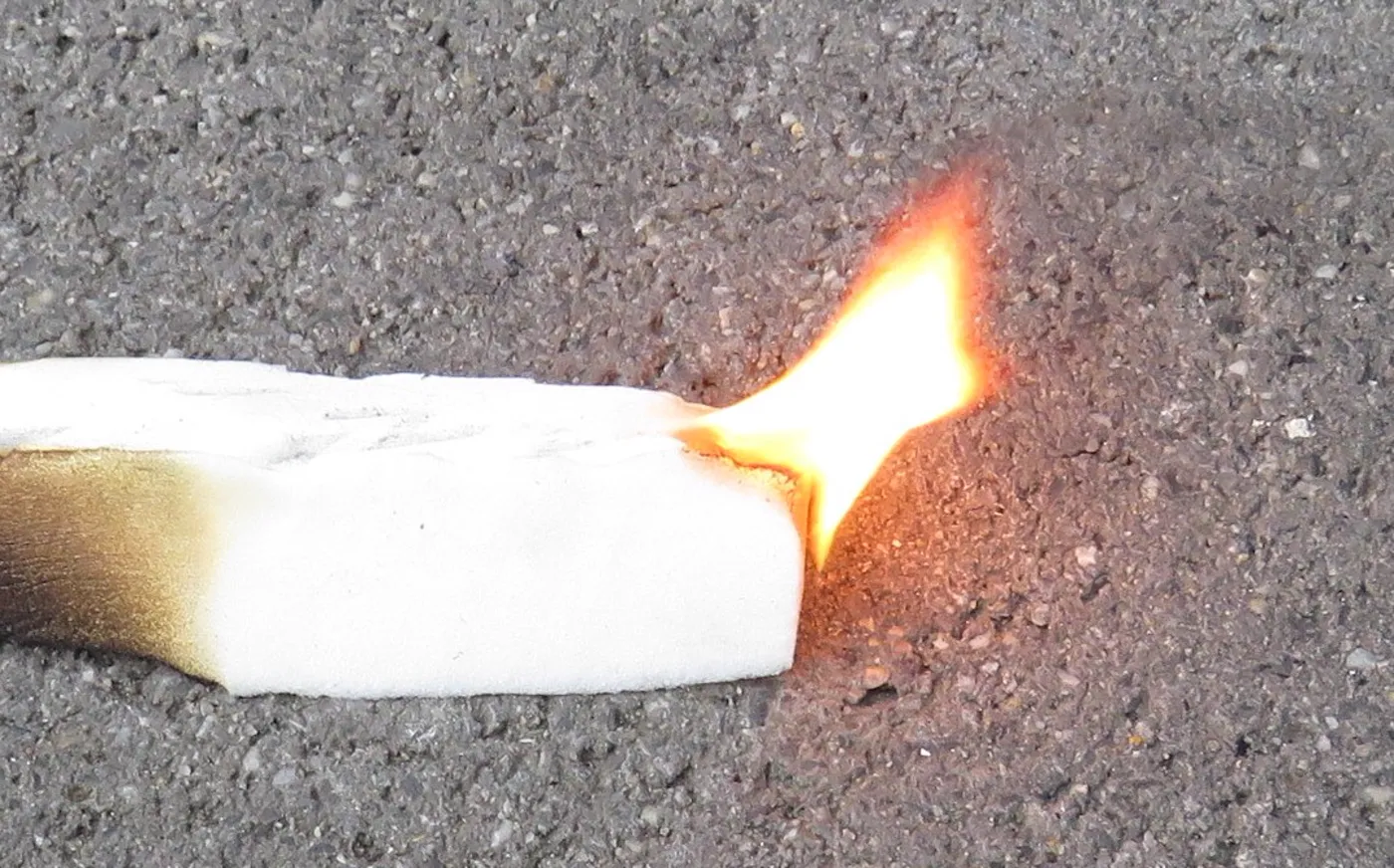 Materiale isolante a fiamma libera. Lo stesso materiale resta senza accensione sotto il filo incandescente alla temperatura di prova di riferimento.