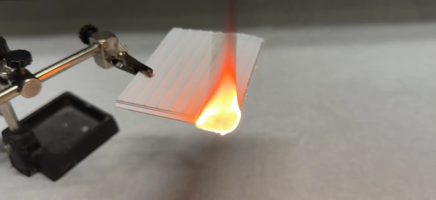 Plastica per apparecchi sotto la fiamma ad ago. La prova alla fiamma ad ago è prevista nella norma degli apparecchi, ma non è imposta sul percorso di riferimento.